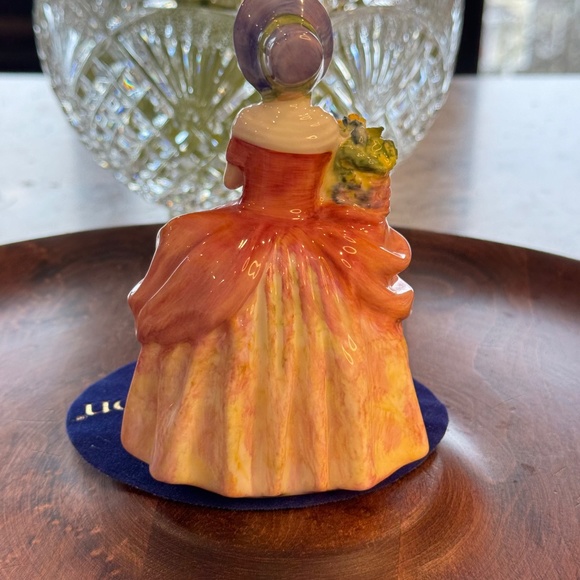 Royal Doulton miniature figurine "Cissie" HN 1809. Young girl with flowers. - Picture 3 of 8